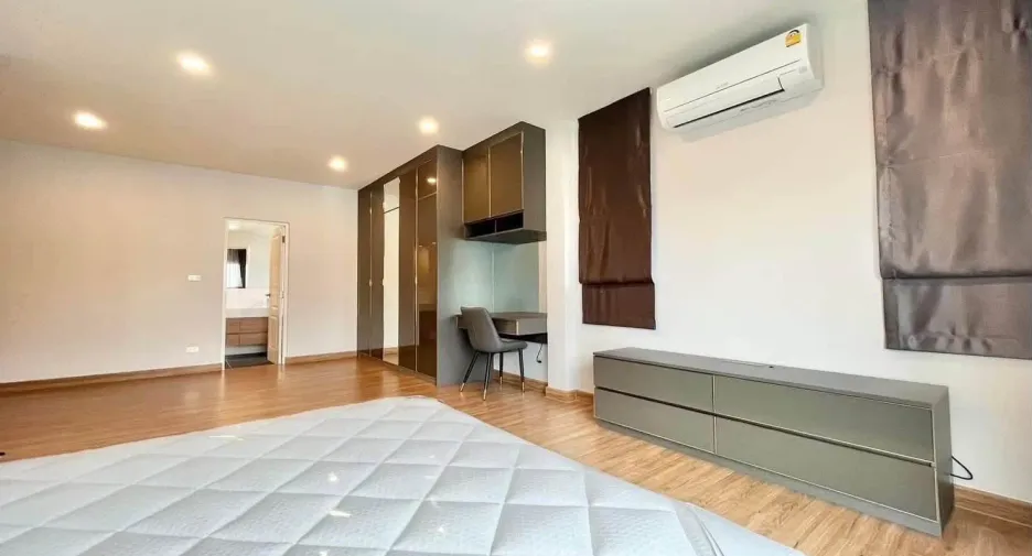 For sale 4 bedrooms house in Don Mueang, Bangkok