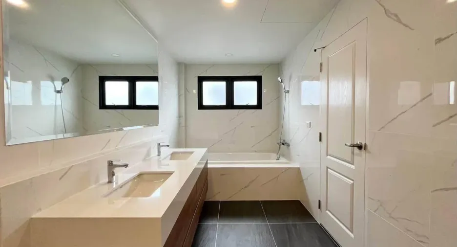 For sale 4 bedrooms house in Don Mueang, Bangkok