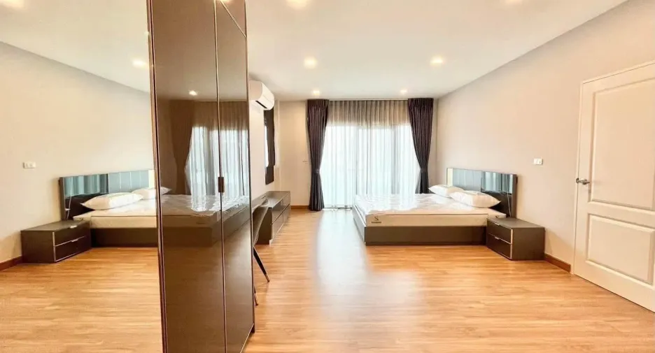 For sale 4 bedrooms house in Don Mueang, Bangkok