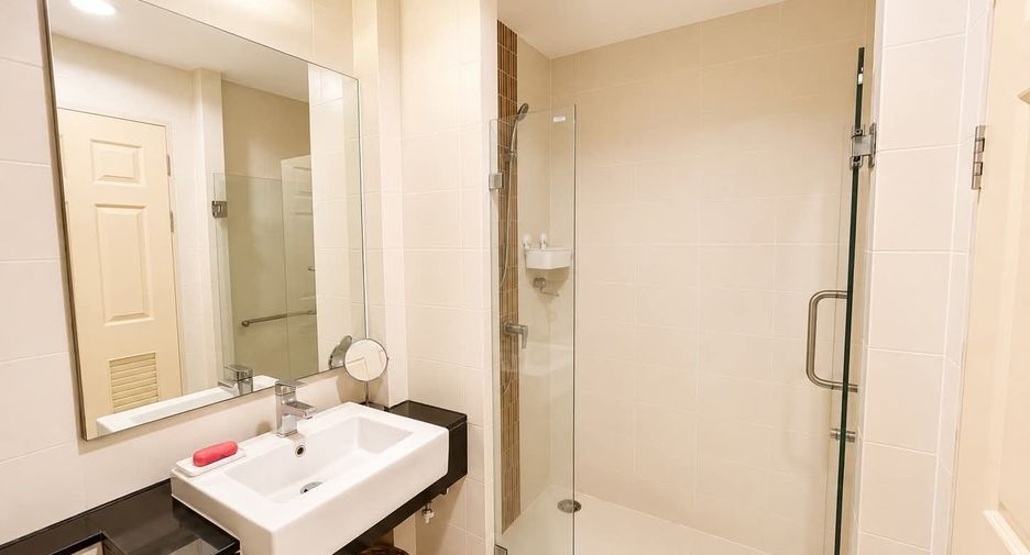 For rent 2 bedrooms condo in Ratchathewi, Bangkok