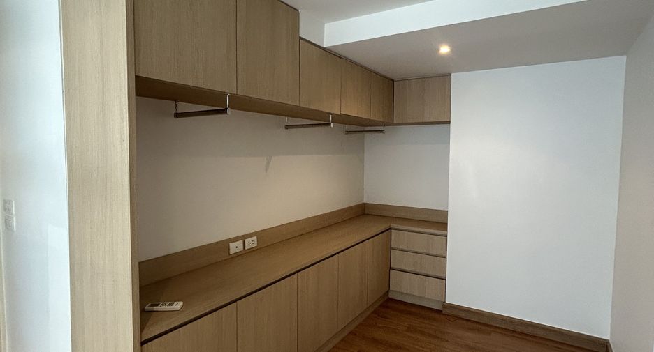 For rent 3 bedrooms condo in Watthana, Bangkok