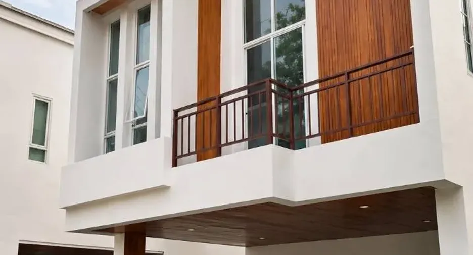 For sale 3 bedrooms house in Wang Thonglang, Bangkok