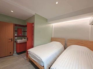 For rent 4 bedrooms townhouse in Phra Khanong, Bangkok