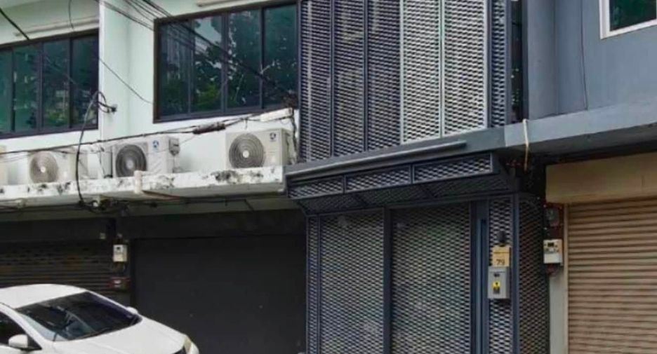 For rent 4 bedrooms townhouse in Phra Khanong, Bangkok