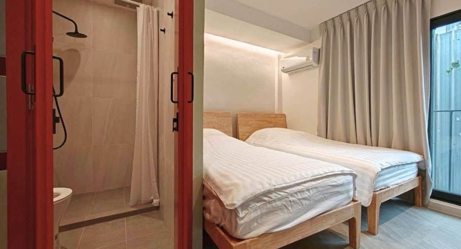 For rent 4 bedrooms townhouse in Phra Khanong, Bangkok