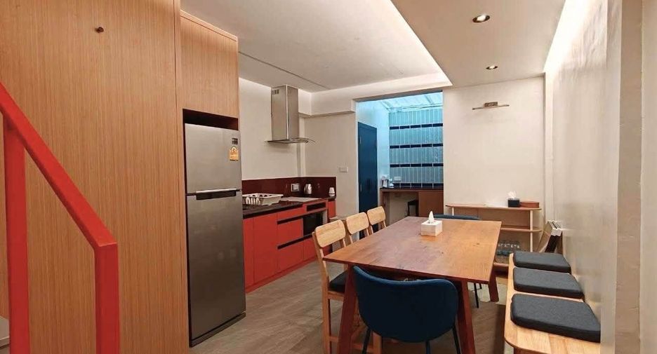 For rent 4 bedrooms townhouse in Phra Khanong, Bangkok