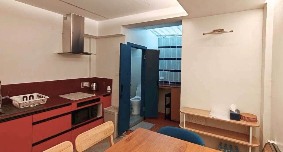For rent 4 bedrooms townhouse in Phra Khanong, Bangkok