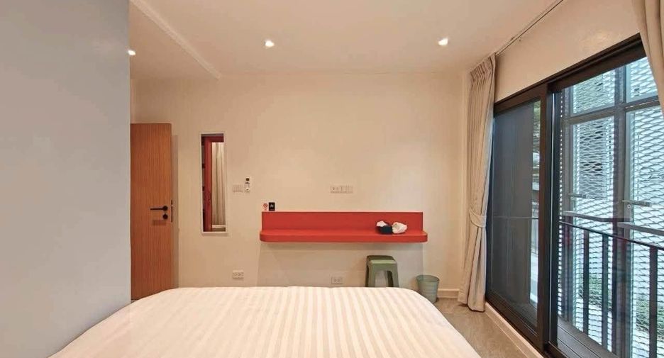 For rent 4 bedrooms townhouse in Phra Khanong, Bangkok