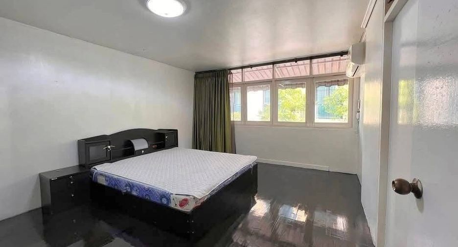 Haus zur Miete mit 3 Zimmer in Watthana, Bangkok