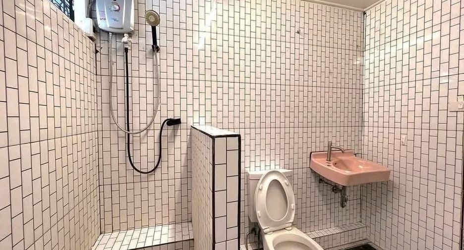 Haus zur Miete mit 3 Zimmer in Watthana, Bangkok