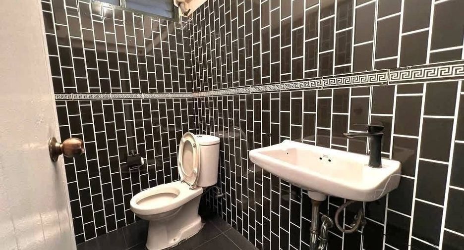 Haus zur Miete mit 3 Zimmer in Watthana, Bangkok