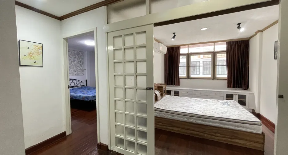 À louer 4 chambres maison de ville à Watthana, Bangkok