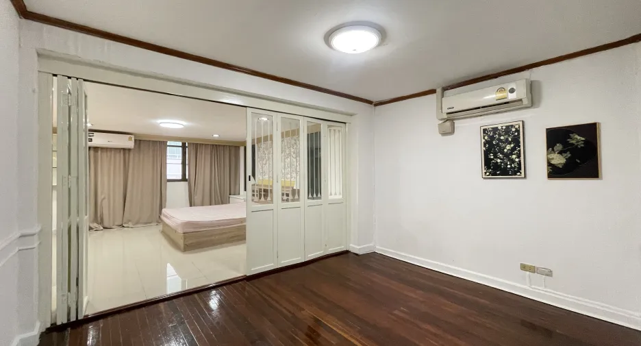 À louer 4 chambres maison de ville à Watthana, Bangkok