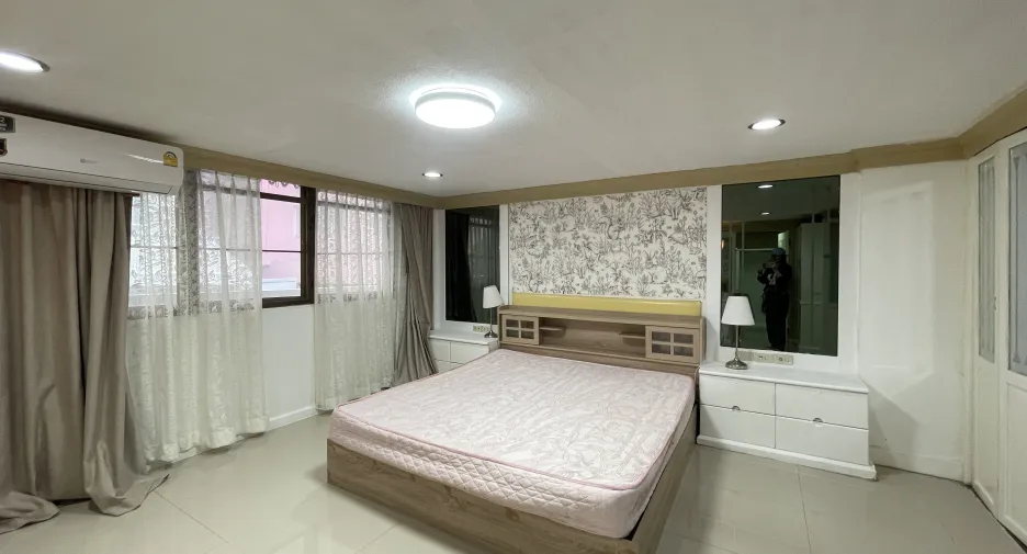 À louer 4 chambres maison de ville à Watthana, Bangkok