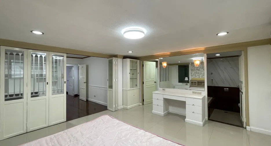À louer 4 chambres maison de ville à Watthana, Bangkok