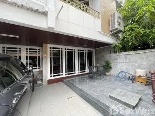 À louer 4 chambres maison de ville à Watthana, Bangkok