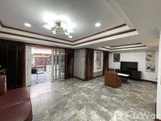À louer 4 chambres maison de ville à Watthana, Bangkok