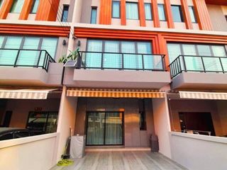 Casa adosada en venta de 4 habitaciones en Prawet, Bangkok