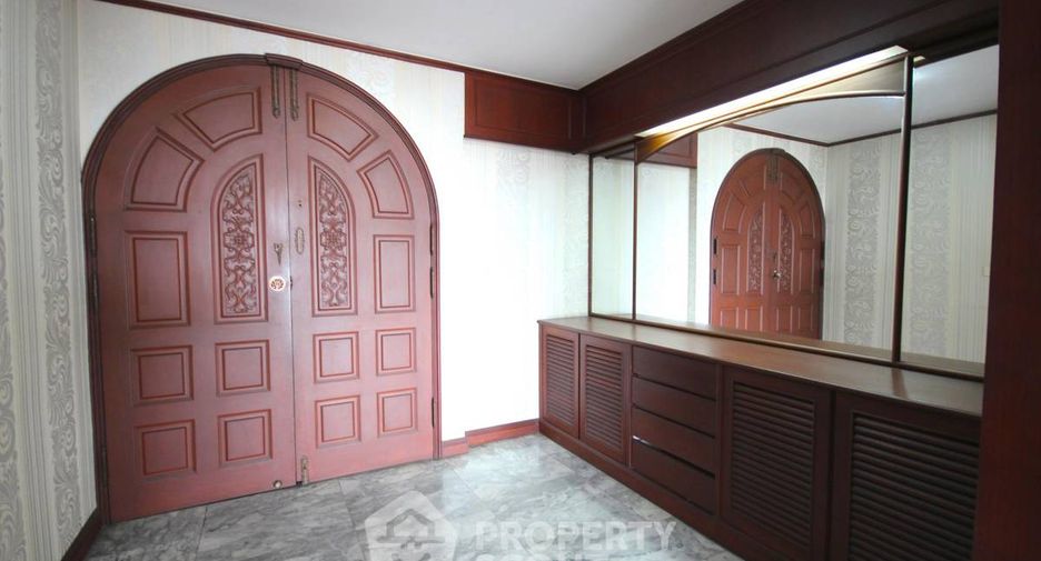 Apartamento en alquiler de 3 habitaciones en Khlong Toei, Bangkok