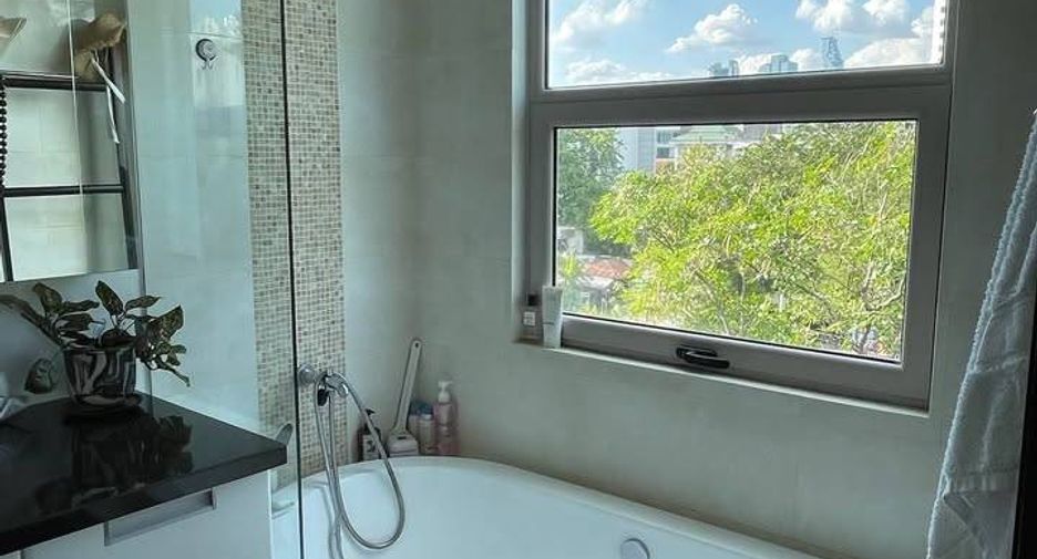 For rent 2 bedrooms condo in Yan Nawa, Bangkok