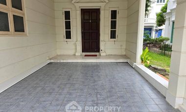 For rent 4 bedrooms townhouse in Phra Khanong, Bangkok