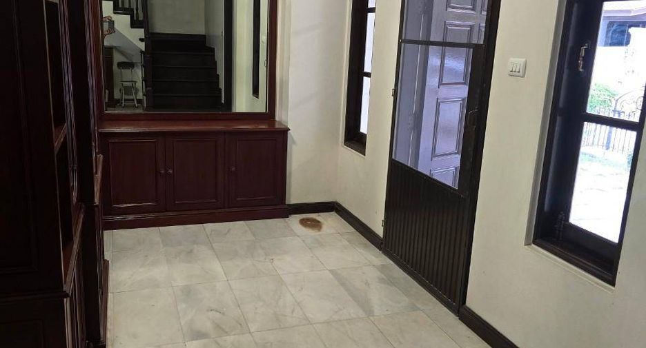For rent 4 bedrooms townhouse in Phra Khanong, Bangkok