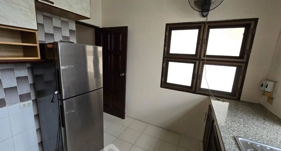 For rent 4 bedrooms townhouse in Phra Khanong, Bangkok