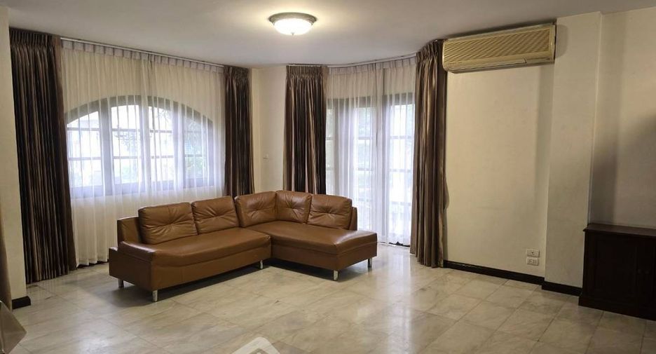 For rent 4 bedrooms townhouse in Phra Khanong, Bangkok
