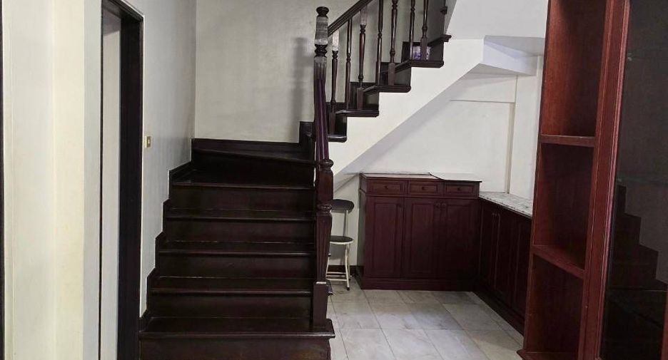 For rent 4 bedrooms townhouse in Phra Khanong, Bangkok