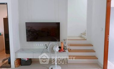 Casa adosada en alquiler de 3 habitaciones en Saphan Sung, Bangkok