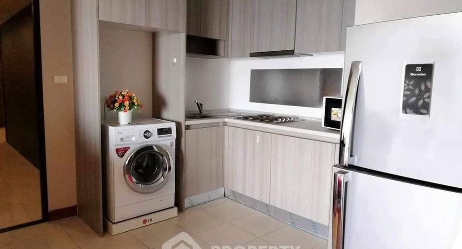 For rent 2 bedrooms condo in Huai Khwang, Bangkok