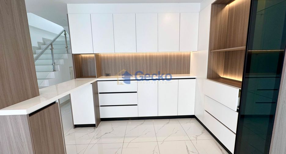 Haus zur Miete mit 5 Zimmer in Bang Lamung, Chonburi