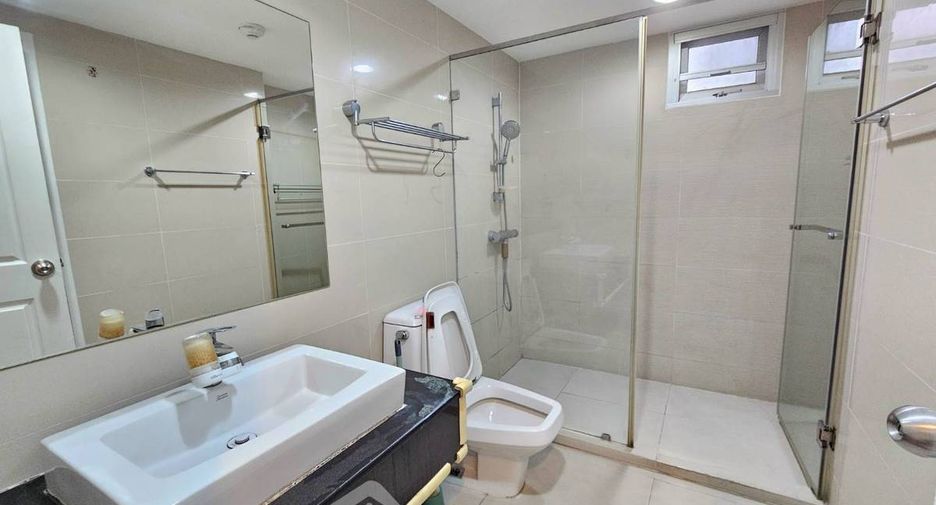 For rent 2 bedrooms condo in Huai Khwang, Bangkok