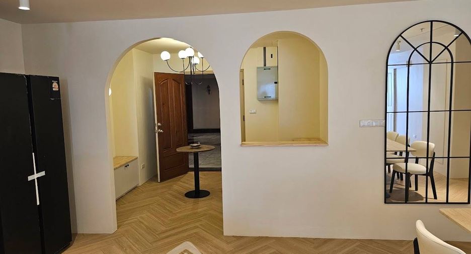 For rent 4 bedrooms condo in Khlong Toei, Bangkok