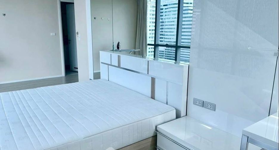 For rent 2 bedrooms condo in Watthana, Bangkok