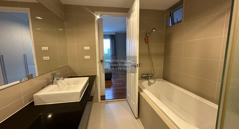 For rent 3 bedrooms condo in Huai Khwang, Bangkok
