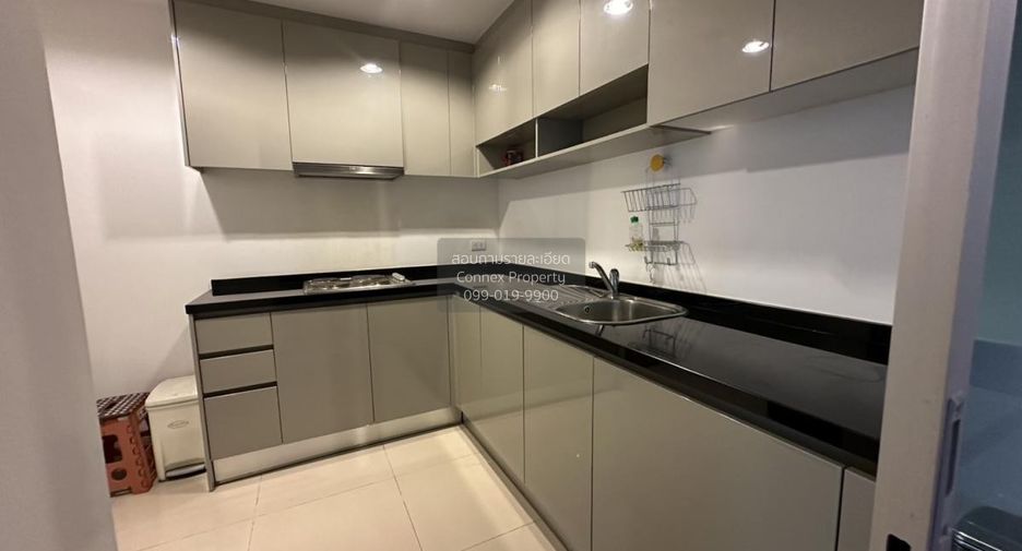 For rent 3 bedrooms condo in Huai Khwang, Bangkok