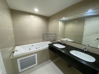 For rent 5 bedrooms condo in Huai Khwang, Bangkok