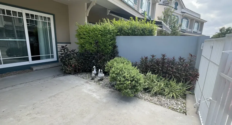 For rent 2 bedrooms townhouse in San Sai, Chiang Mai
