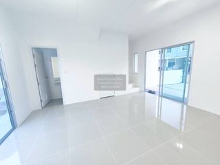 Casa adosada en alquiler de 3 habitaciones en Mueang Samut Sakhon, Samut Sakhon