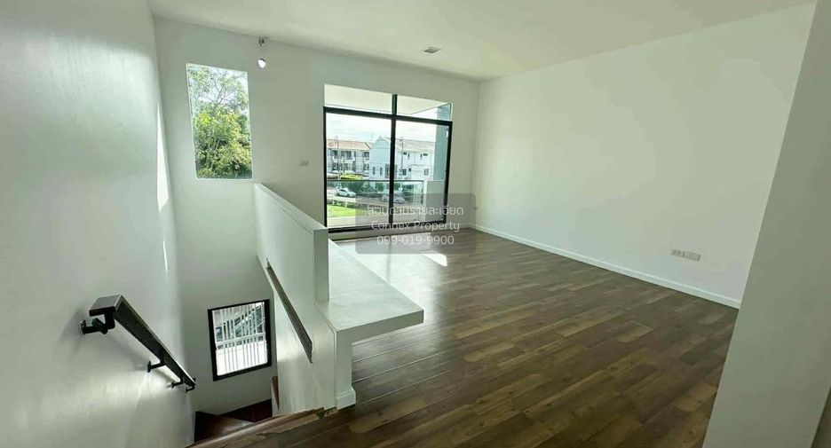Casa adosada en venta de 3 habitaciones en Thung Khru, Bangkok