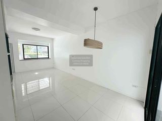 Casa adosada en venta de 3 habitaciones en Thung Khru, Bangkok
