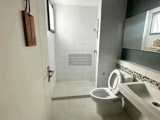 Casa adosada en venta de 3 habitaciones en Thung Khru, Bangkok