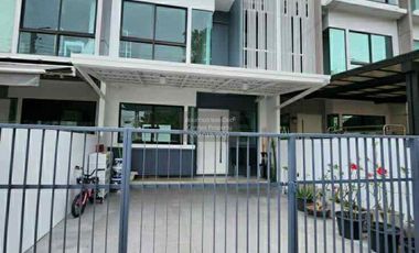 Casa adosada en venta de 3 habitaciones en Thung Khru, Bangkok