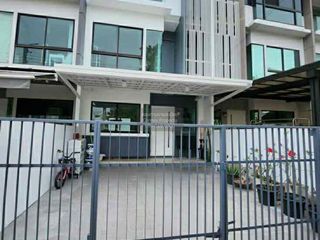 Casa adosada en venta de 3 habitaciones en Thung Khru, Bangkok