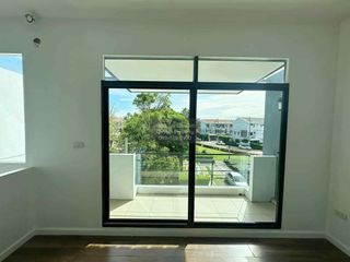 Casa adosada en venta de 3 habitaciones en Thung Khru, Bangkok