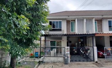 Casa adosada en venta de 3 habitaciones en Khlong Sam Wa, Bangkok