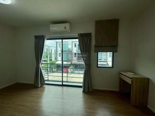 Casa adosada en venta de 3 habitaciones en Bang Bua Thong, Nonthaburi