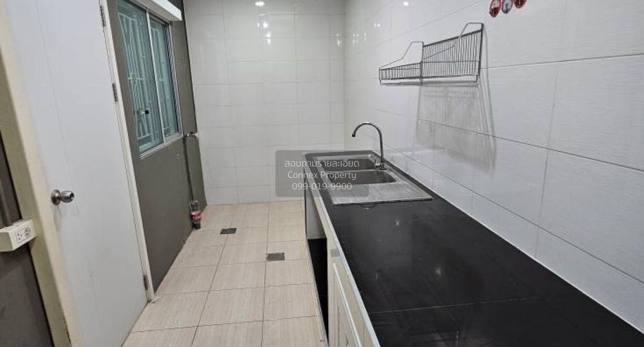 À vendre 4 chambres maison de ville à Krathum Baen, Samut Sakhon