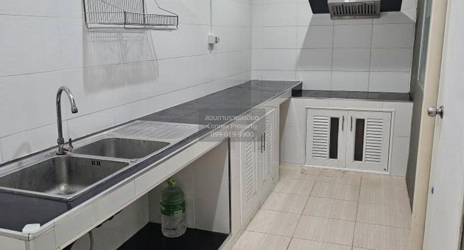 À vendre 4 chambres maison de ville à Krathum Baen, Samut Sakhon